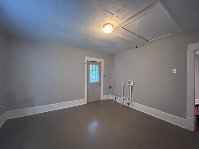 Building Photo - Spacious 3 BR home, Minutes to Medical Cen...