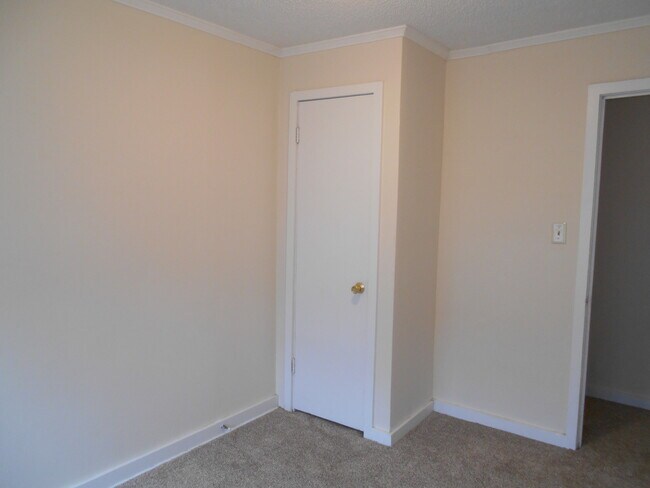 Building Photo - 3865 Roseberry St