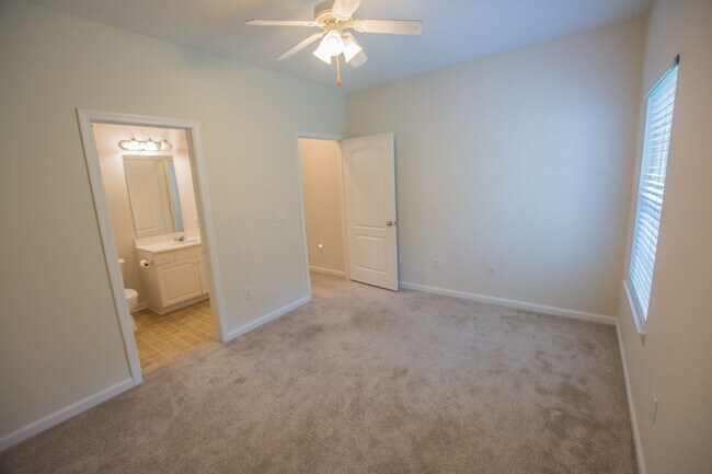 Building Photo - Lovely 2-bedroom, 2-bath condo available f...