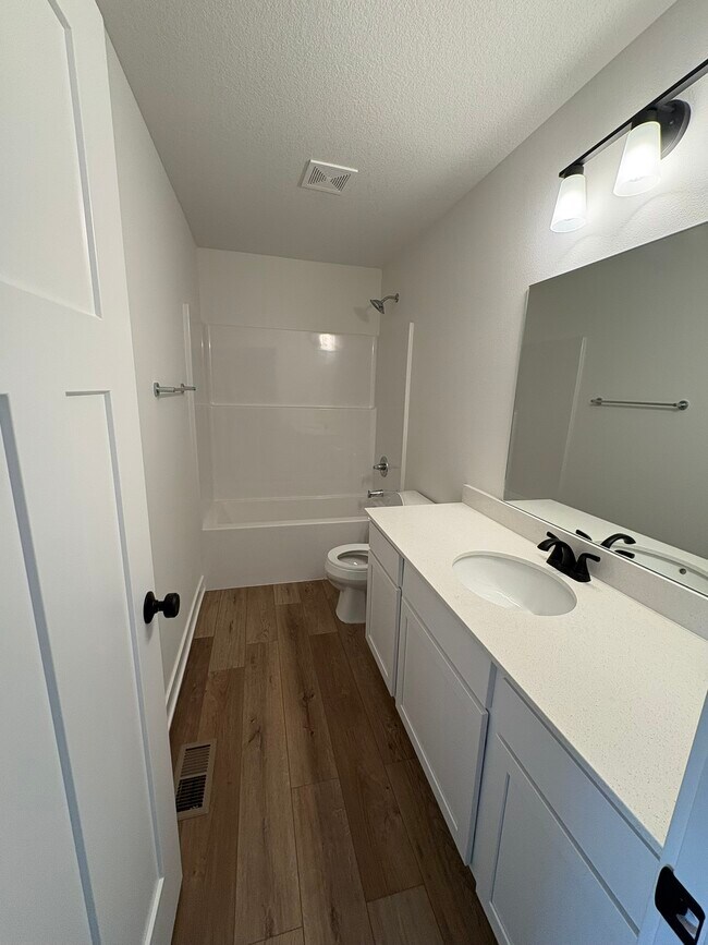 Building Photo - 230 Nw Waverly Dr