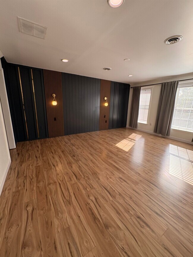 Building Photo - 17 Zabriskie St