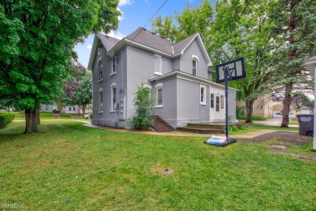 Building Photo - 3 br, 1 bath Triplex - 1104 N 5th St