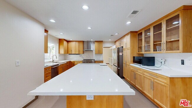 Building Photo - 7814 Woodhall Ave