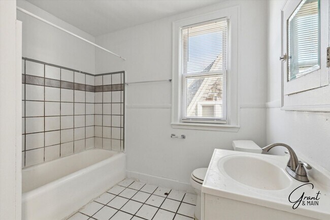 Building Photo - 2 bedroom $1200