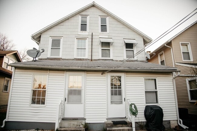 Building Photo - 5972 Pine St