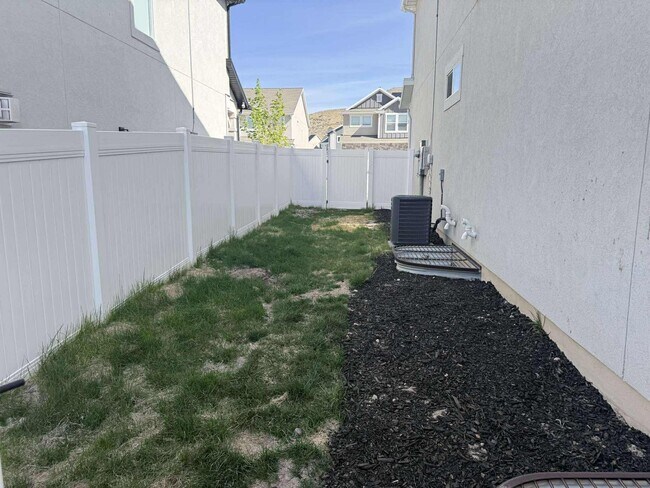 Building Photo - Spacious 4-Bedroom Home for Rent – Prime Location!