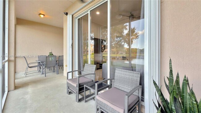 Building Photo - 3387 Lakeside Dr