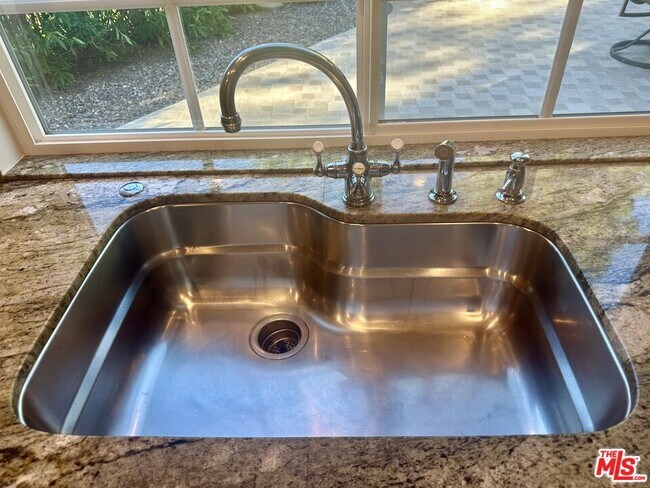 Building Photo - 26065 Redbluff Dr