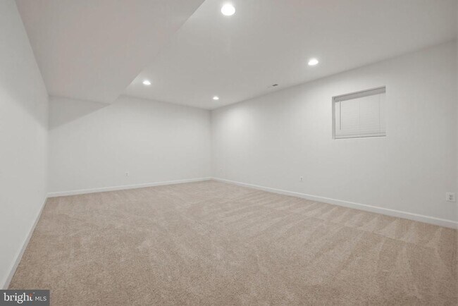 Building Photo - 301 Kingdom Dr