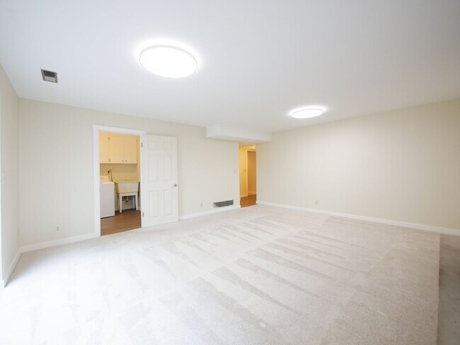 Building Photo - 3 Bed and 3 Bath Plus Office Private Singl...