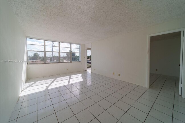 Building Photo - 2741 Taft St