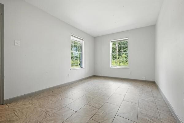 Building Photo - 10615 Twin Oak Dr