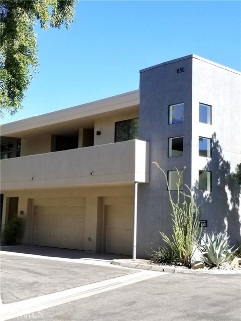 Building Photo - 850 E Palm Canyon Dr