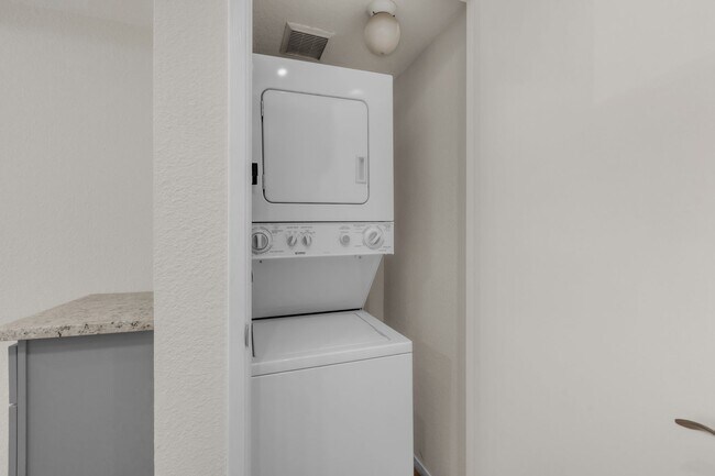 Building Photo - **Completely Remodeled ** 1BR/1BA w/ Private Patio + Garage in Sacramento **