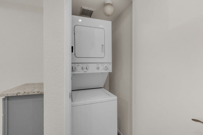 Building Photo - **Completely Remodeled ** 1BR/1BA w/ Private Patio + Garage in Sacramento