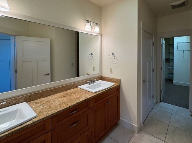 Building Photo - End Unit, 3 Bed, 2.5 Bath PLUS Bonus Room, Anacortes