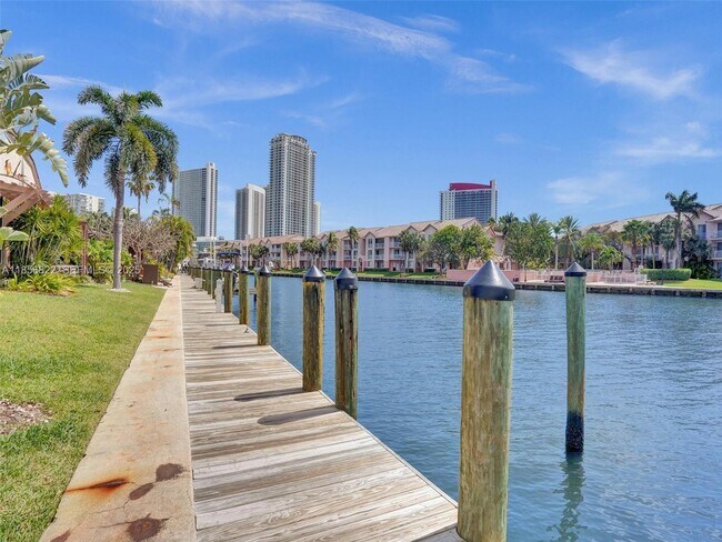 Building Photo - 2667 Parkview Dr S