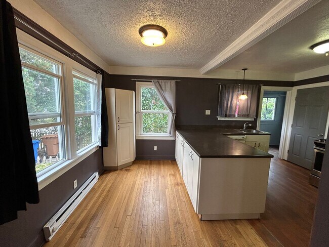 Building Photo - Cozy 2 BD, 1 BA w/ 1 Car Garage in Tacoma!