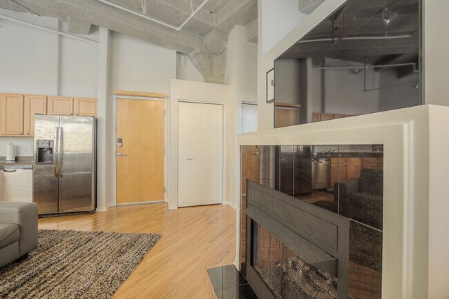 Building Photo - One Bedroom Unit in Wonderful Western Auto Lofts