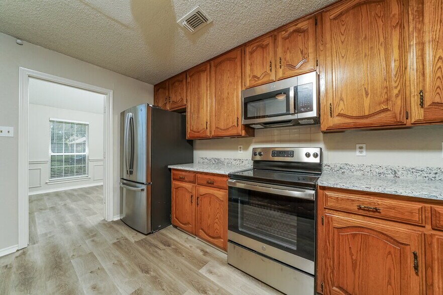 Building Photo - 601 Wedgewood Dr