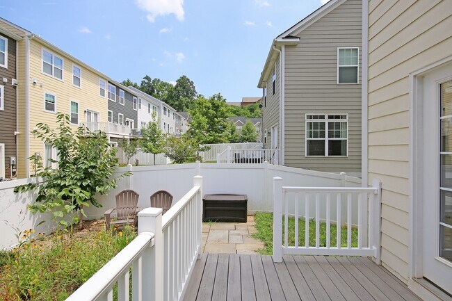 Building Photo - Spacious End-Unit Pantops Townhome
