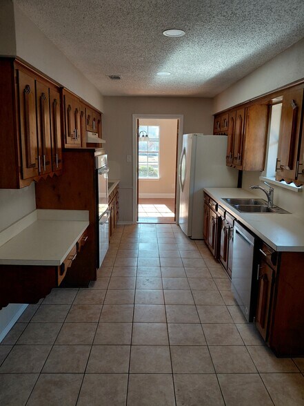 Building Photo - 3305 Lynbrook Dr