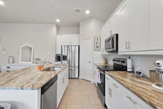 Building Photo - 1437 Lakeview Dr