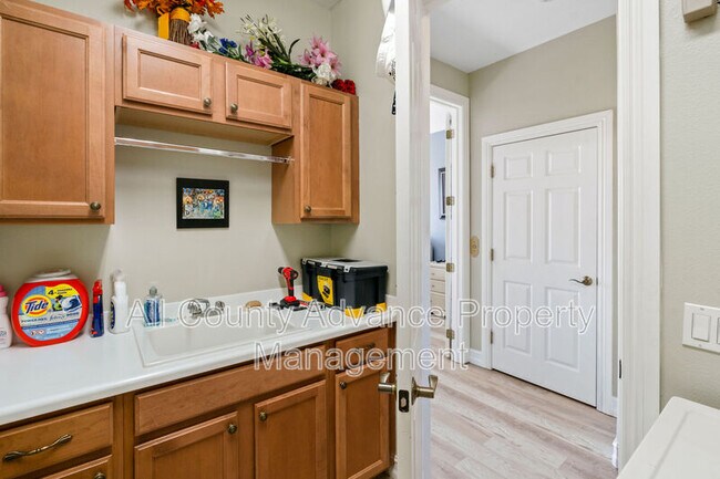Building Photo - 1217 3rd St Dr E