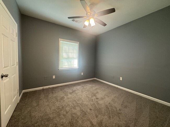 Building Photo - 4bedroom with Master on the Main!