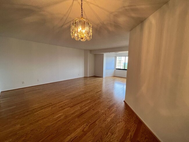Building Photo - Luxurious 2 Bed 2 Bath Penthouse In Alta V...