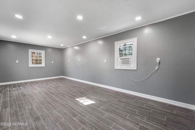 Building Photo - 307 Forest Grove Ave