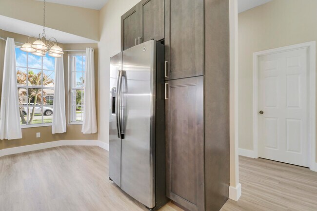 Building Photo - 726 SW Aruba Bay