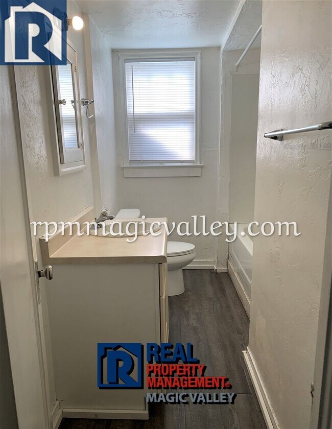 Building Photo - 302 N Birch St