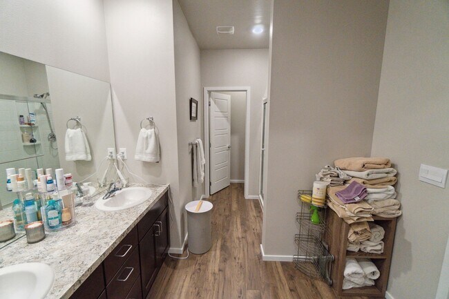 Building Photo - 4 Bed 2 Bath Single Family Home in Cheney!!