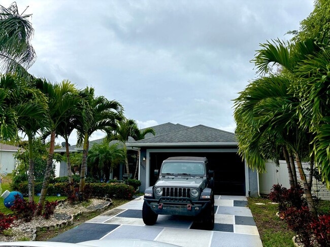 Building Photo - 2450 SW Cameo Blvd