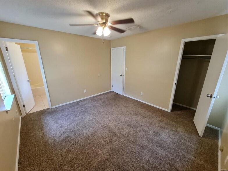 Building Photo - 3024 Cross Creek Dr