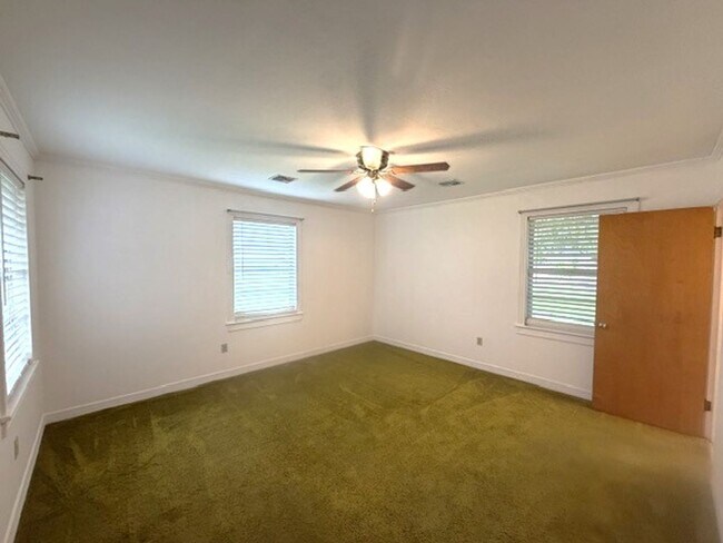 Building Photo - 10590 LA-77