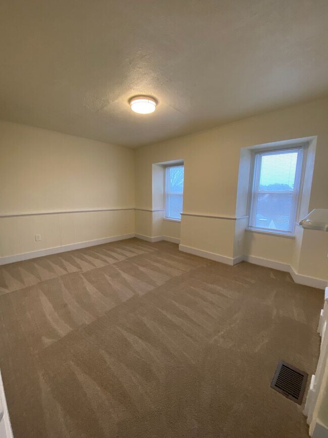 Building Photo - 2BR House with off street parking!