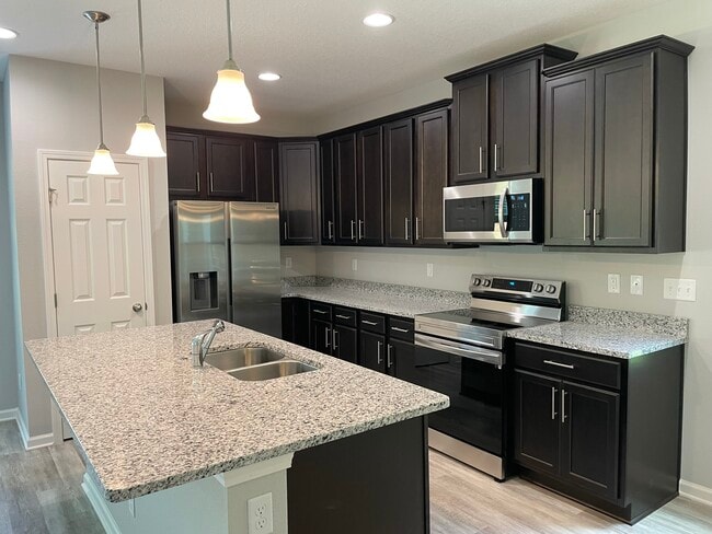 Kitchen - 1745 Charlotte St