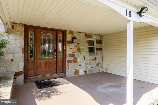 Building Photo - 18 Lakeview Dr