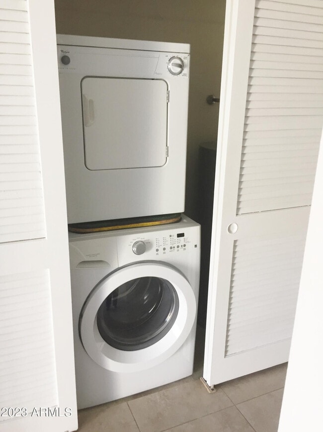 Building Photo - 1905 E University Dr