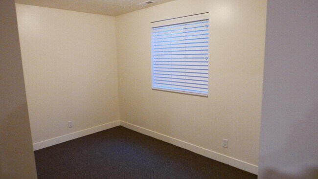 Building Photo - 323 E Pages Ln