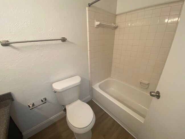Building Photo - 1530 Live Oak Dr
