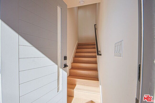 Building Photo - 10801 Kling St