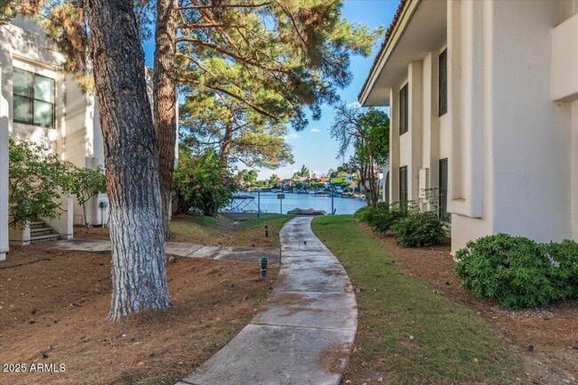 Building Photo - 5200 S Lakeshore Dr