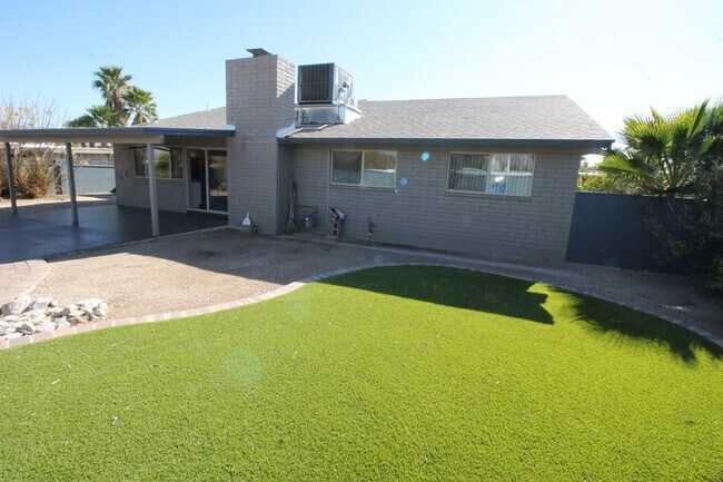 Building Photo - 8615 E Bellevue Pl