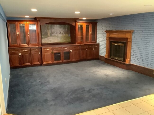 Building Photo - SPACIOUS SINGLE FAMILY HOME FOR RENT