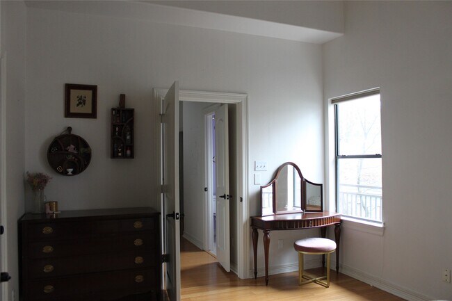 Building Photo - 4402 Lillian St