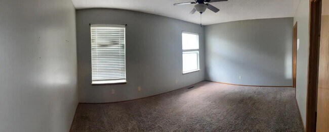 Building Photo - 3 bedroom 2 bathroom 2 car garage on quiet block.