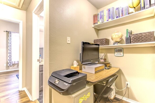 Building Photo - Beautifully Maintained 4 bed/3bath 2 Story...